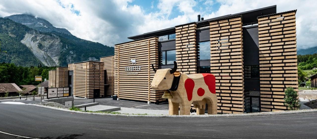 Panneau lumineux indiquant "Nous sommes ouverts" entouré de plantes.