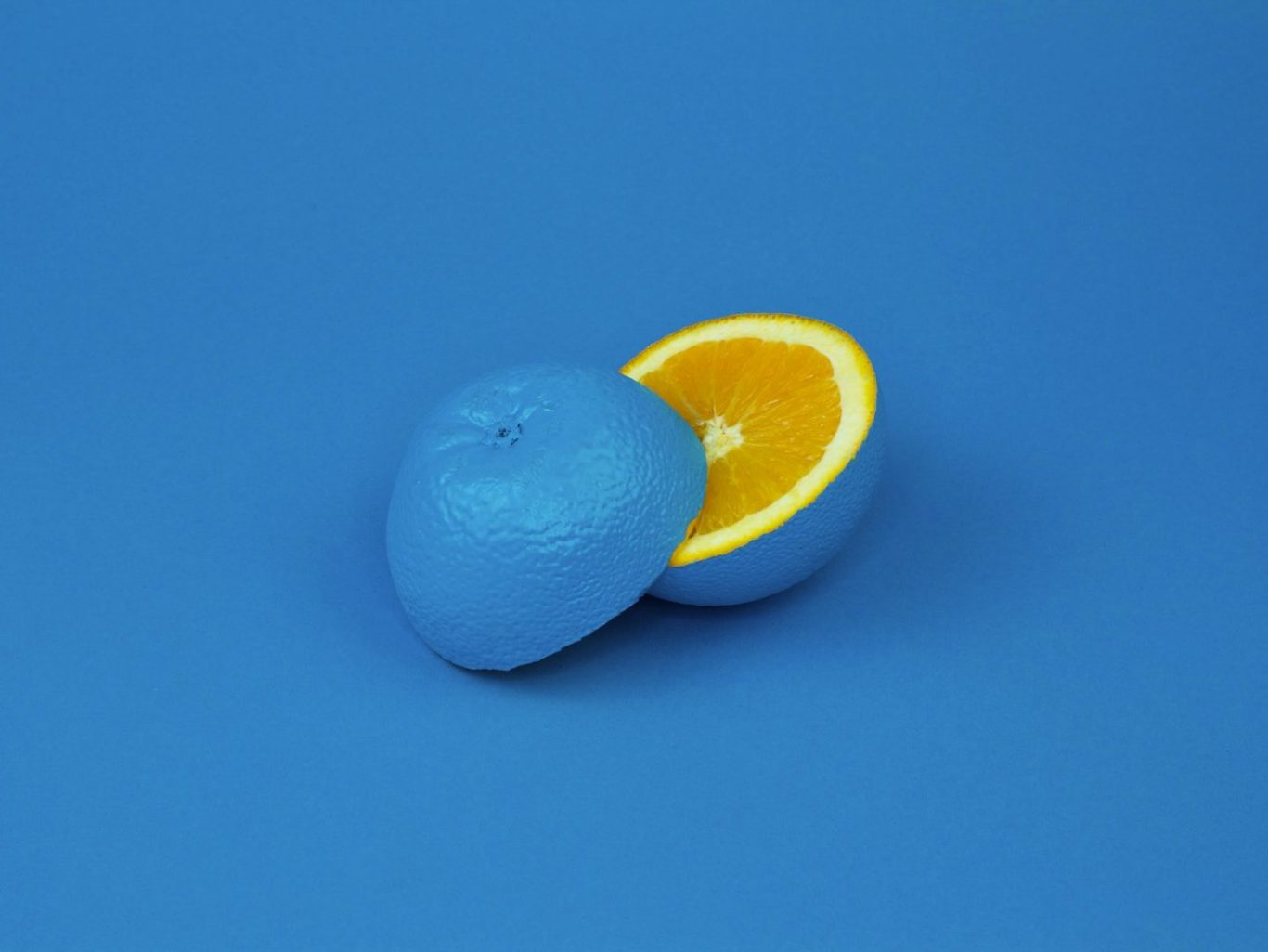 Panneau lumineux indiquant "Nous sommes ouverts" entouré de plantes.